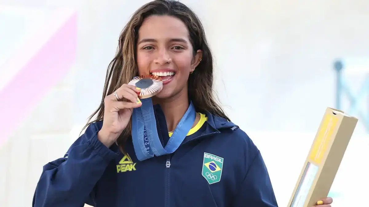 Skatista Rayssa Leal com medalha de bronze