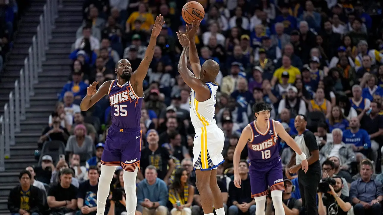 Chris Paul dos Warriors atira em Kevin Durant dos Suns