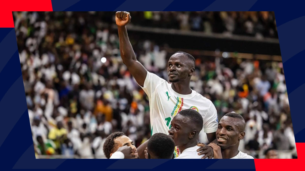sadio mane being lifted by his players